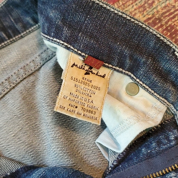 7 for all mankind Jean shorts - Picture 3 of 3